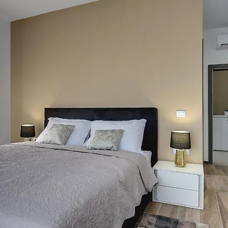 Ula Semesterbostad Pula